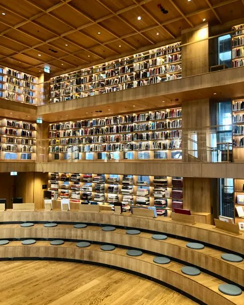 Grande bibliothèque en bois occupant plusieurs niveaux
