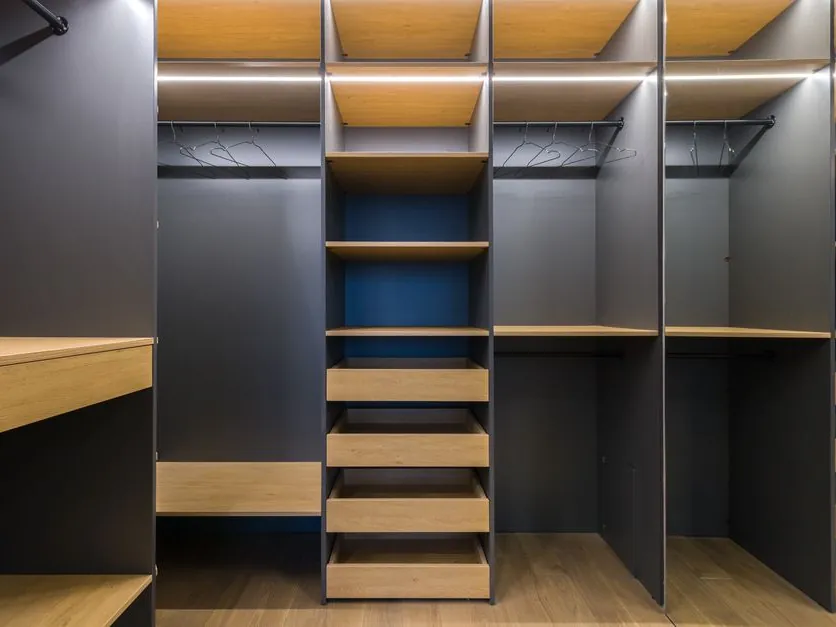 Dressing sur mesure en bois réalisé par LAMA BOIS à Saint-Quentin-de-Baron