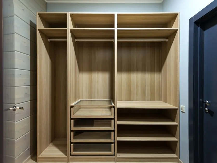 Placard sur mesure en bois clair aux multiples rangements