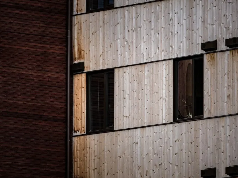 Bardage bois clair posé sur une façade de bâtiment