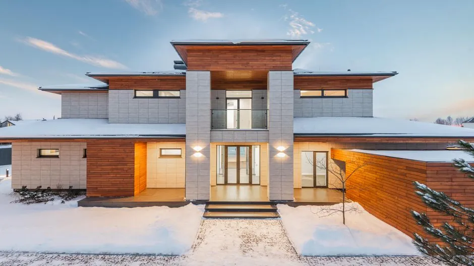 Façade contemporaine mêlant bardage bois et enduit clair