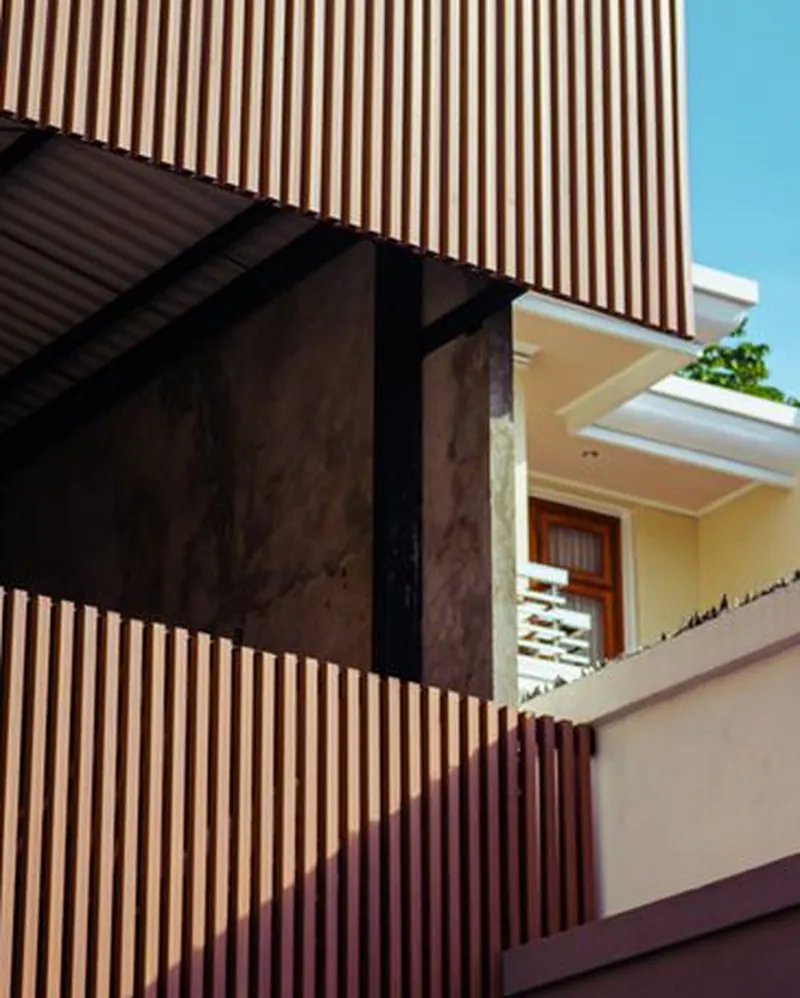 Bardage bois à lames verticales sur une façade contemporaine