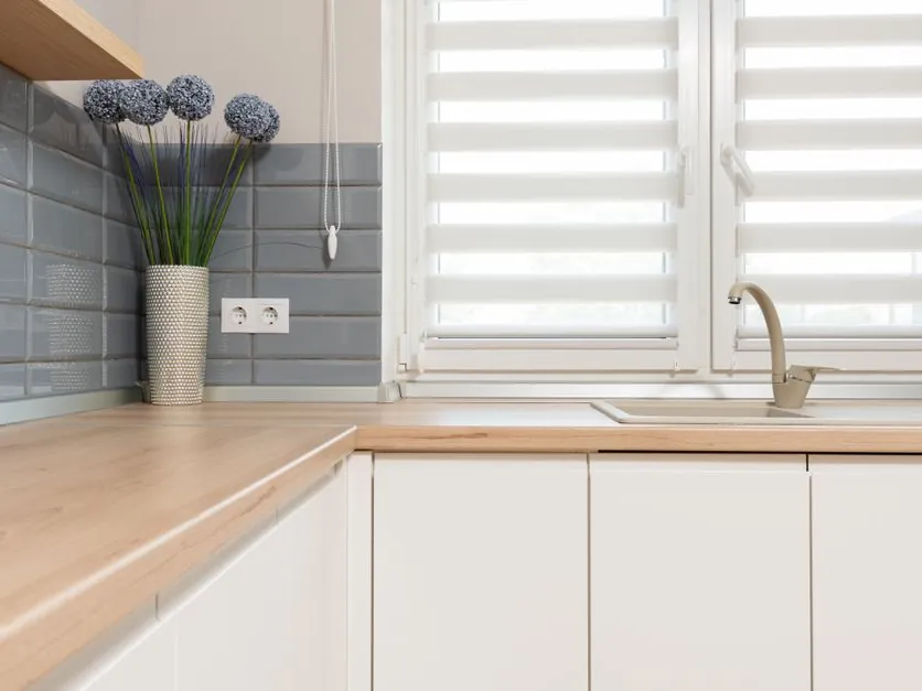 Plan de travail en bois clair dans une cuisine sur mesure