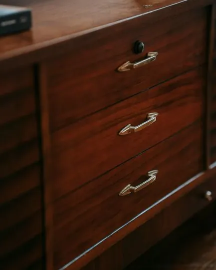 Détail de tiroirs et poignées d'un meuble de cuisine en bois