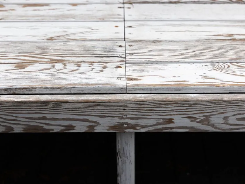 Détail des lames de bois d'une terrasse extérieure