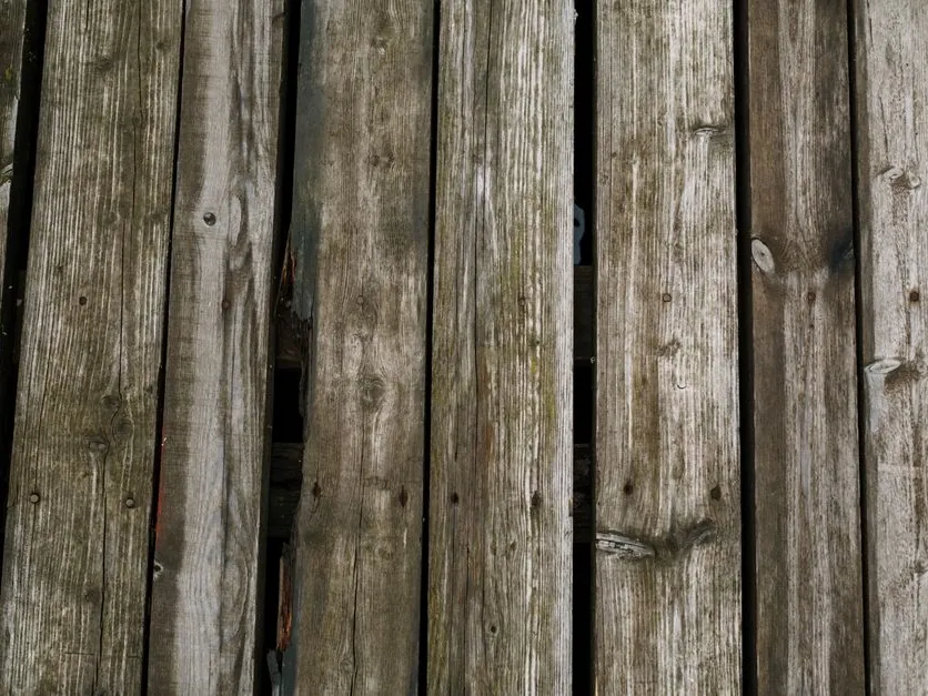Lames de bois d'une terrasse ayant pris une patine grise argentée